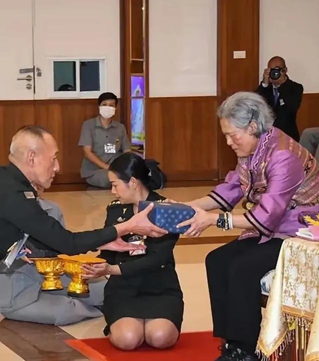 前脚洪森视察了柬泰边境，后脚泰国国王拉玛十世打破沉默，派诗琳通公主慰问了驻柬埔寨
