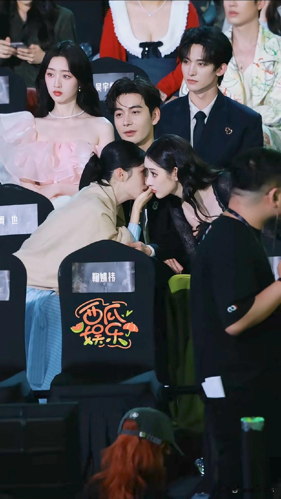 周也和王玉雯这天就非聊不可吗[无奈吐舌]她俩交头接耳聊得火热，但中间的陈星旭尴尬