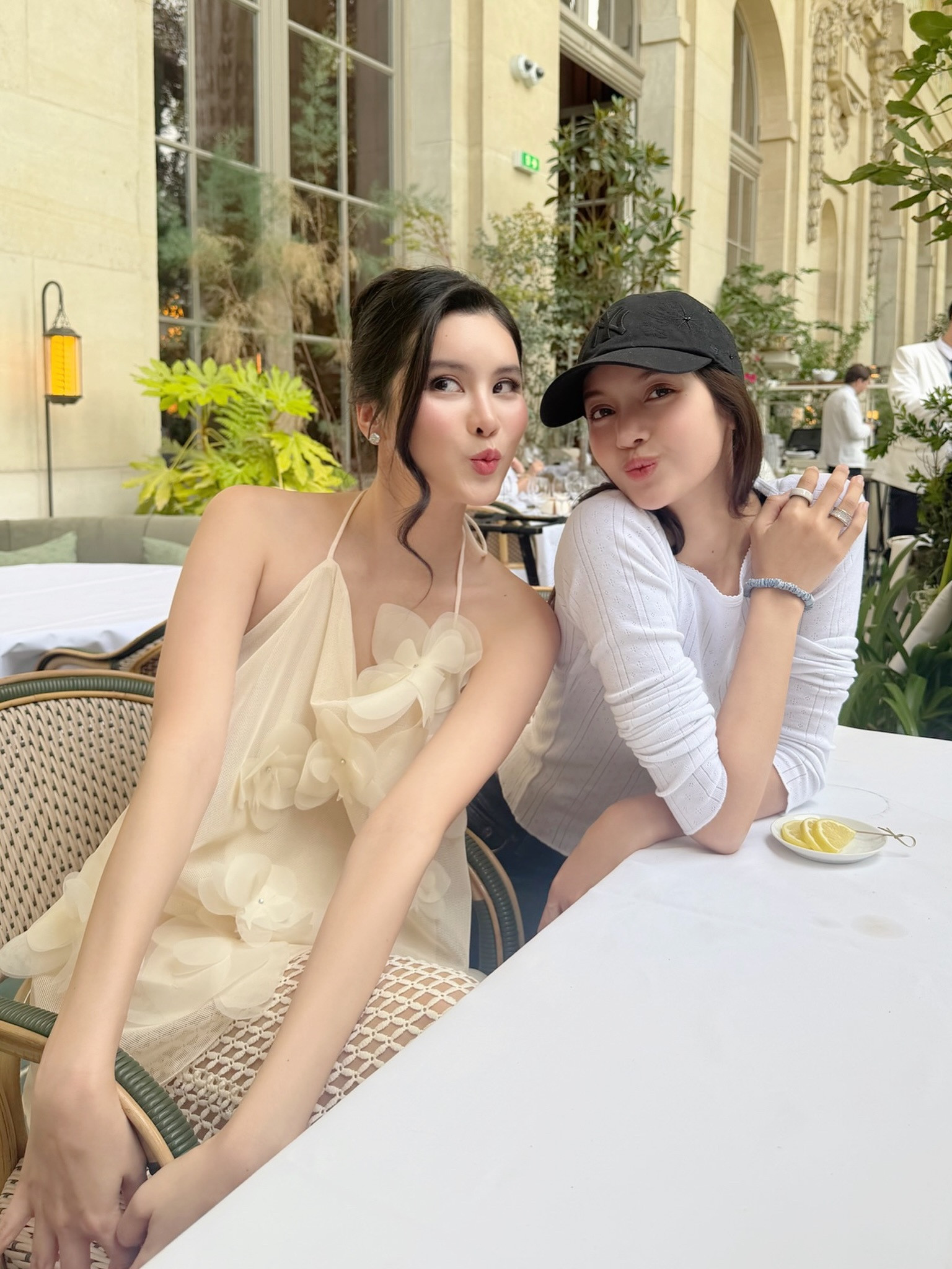260708aonsomrutai更新与Lisa合影👭“Pariswith