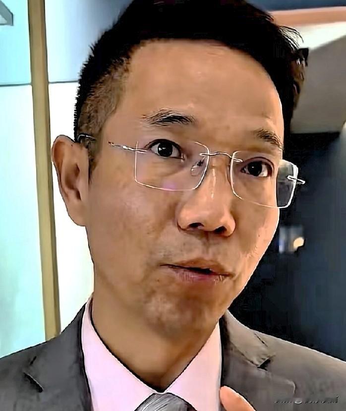 山西那个律师一开始我也觉得他很傻，明明全网讨论的都是狗和人，他却只盯着一把剪刀不