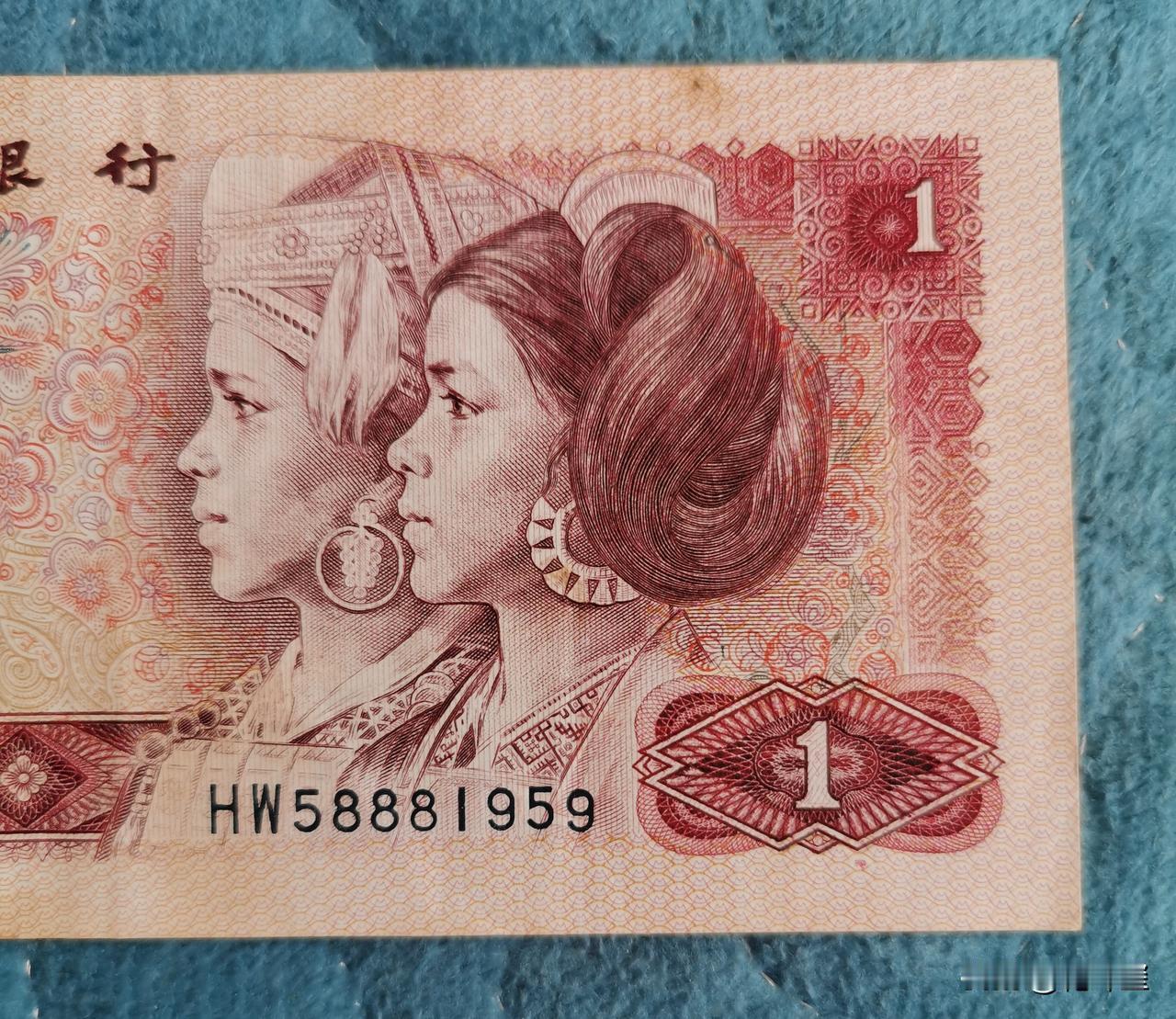 这两张纸币，那张收藏价值更高些呢？一张是中间豹子号，一张是尾部豹子号，一张是33