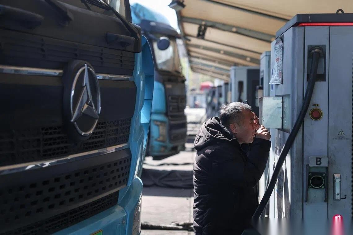 一艘被美国制裁的中国油轮，偏偏在美国宣布封锁霍尔木兹海峡的第二天，就这么大摇大摆