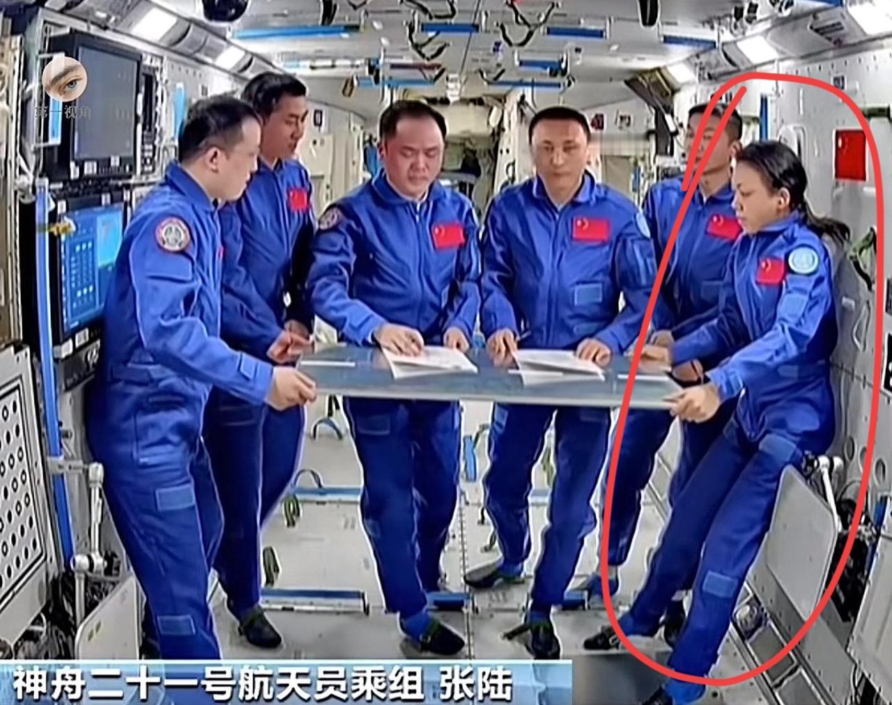 本来看到神舟21号和神舟23号航天员交接仪式，是非常开心的。当我看到角落里的