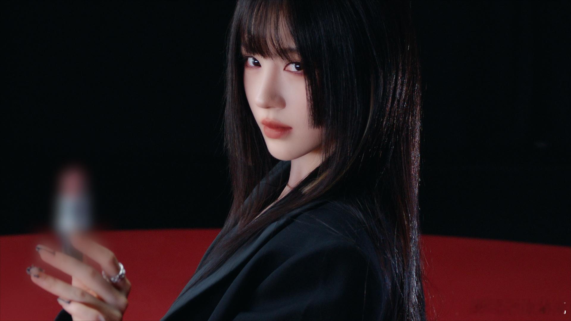 鞠婧祎C位妆造还得真C位来看她这妆造终于懂了“模板”二字——发丝弧度刚好显脸小