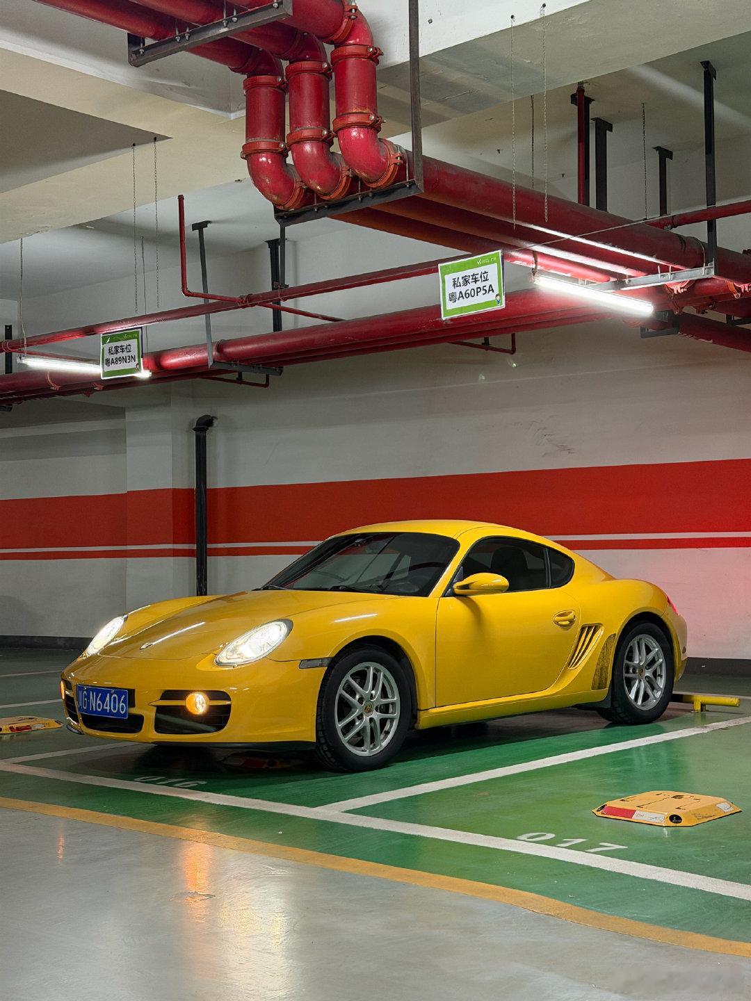 翻阅了车内的遗留票据和购车以来所有的4S维保单据，想象着一手车主阿姨2008年5