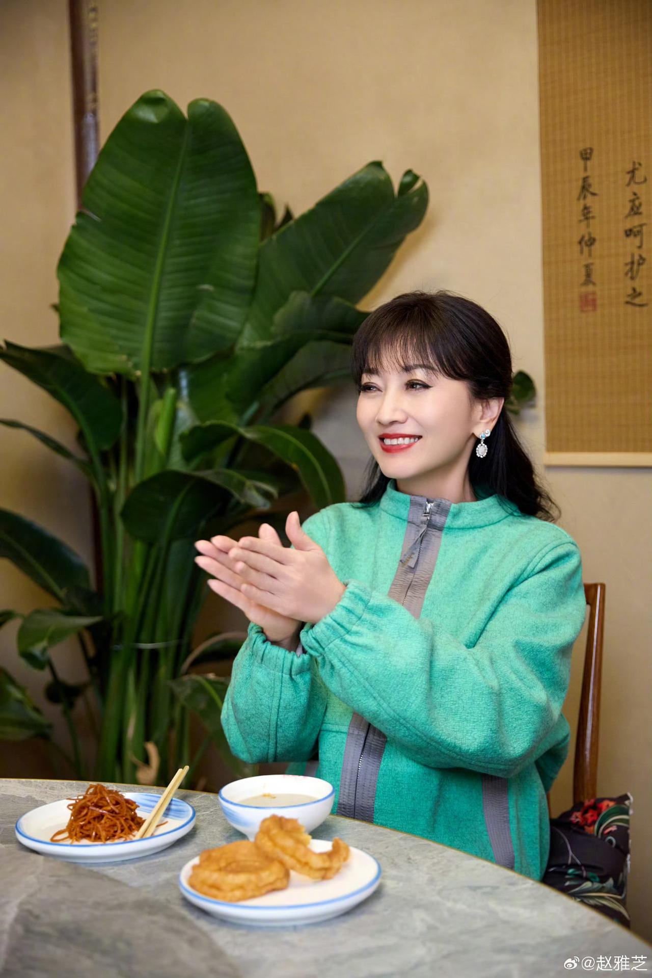 哈哈，芝姐这顿老北京早餐吃得也太“沉浸式”了！自己碗里的还没吃完，眼睛就盯上了隔