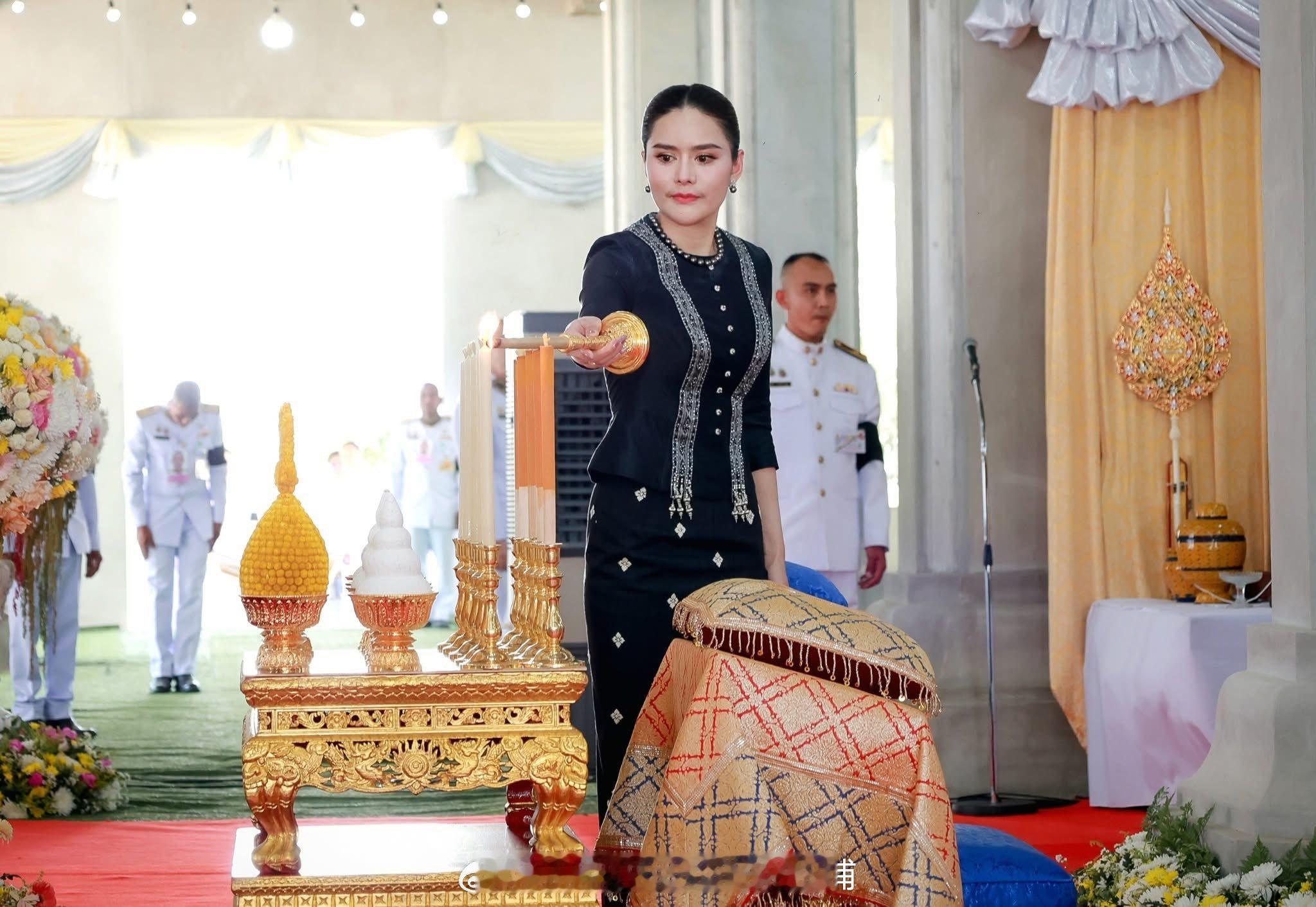 王室王室泰国王室奥拉侬2026年4月12日，奥拉侬小主供奉了新的藏红花长袍。