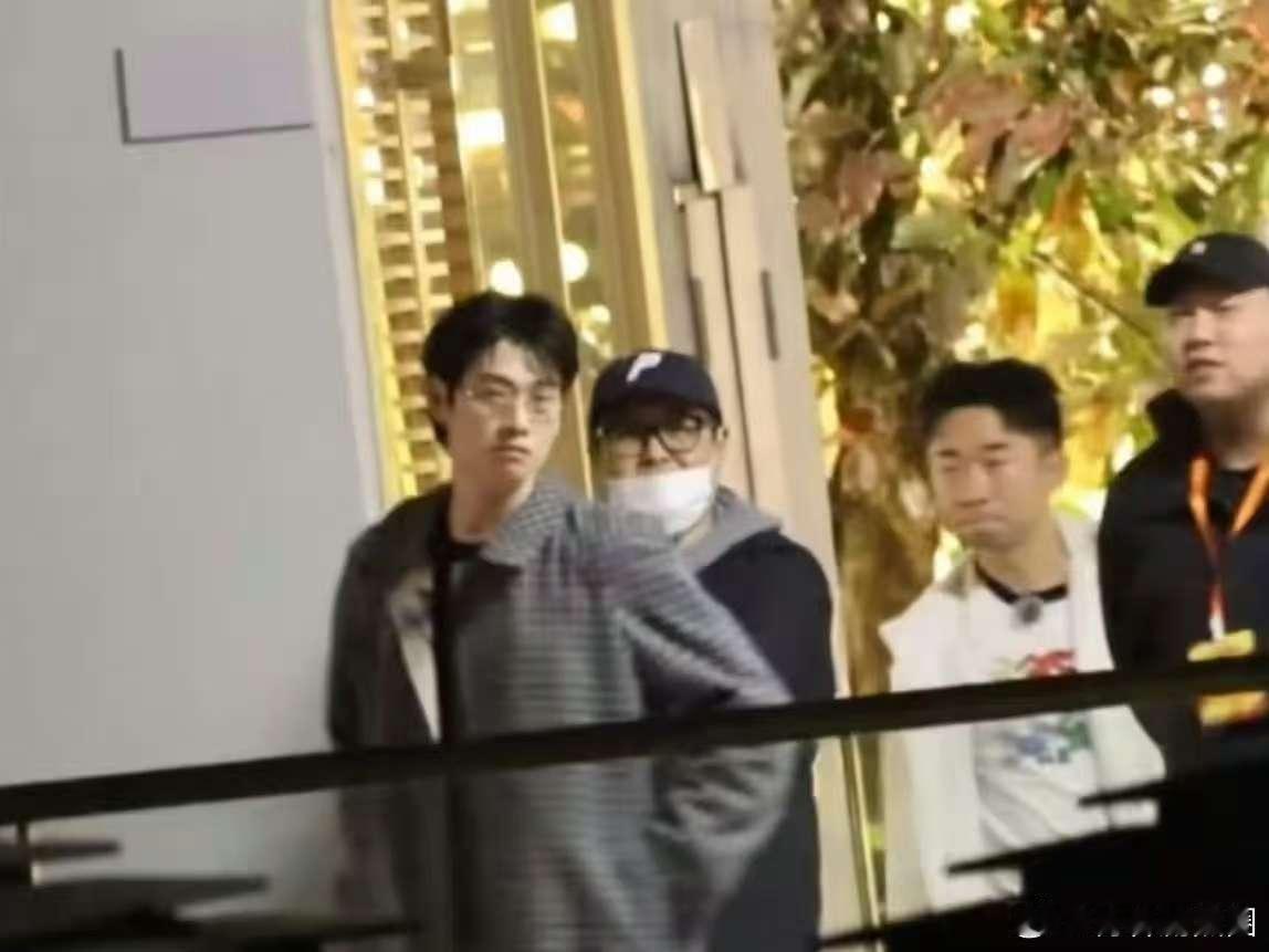 魏大勋男模爆改男大魏大勋这波反差绝了！窄框眼镜配大衣是型男，换运动装就是大学生