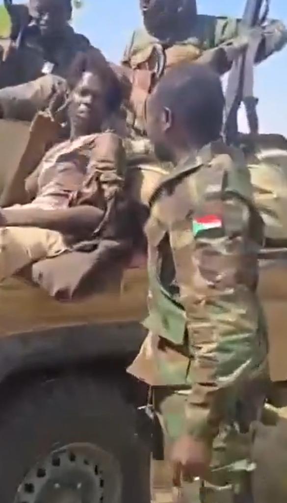 苏丹武装部队士兵吉托审问一名被俘的快速支援部队（RSF）战士。“啊哈，战斗持续