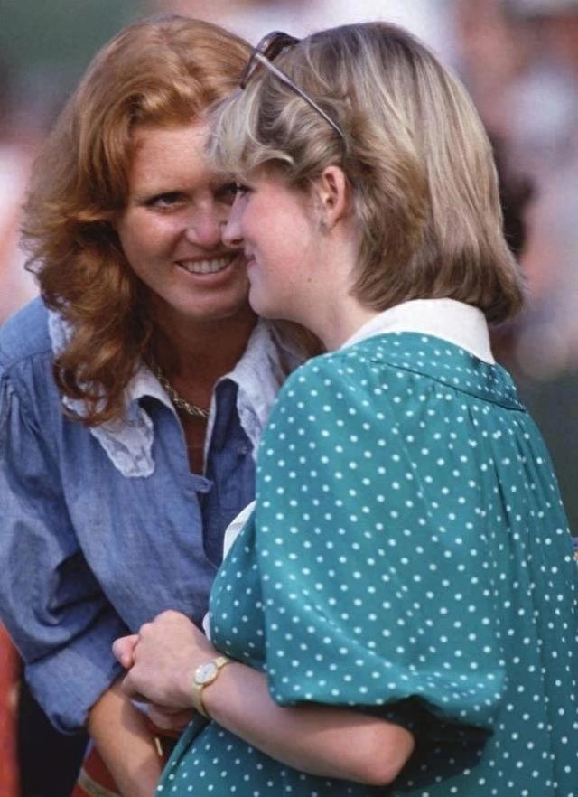 戴安娜和安德鲁王子前妻很要好，他前妻能嫁入王室还是靠了戴安娜这个红娘。