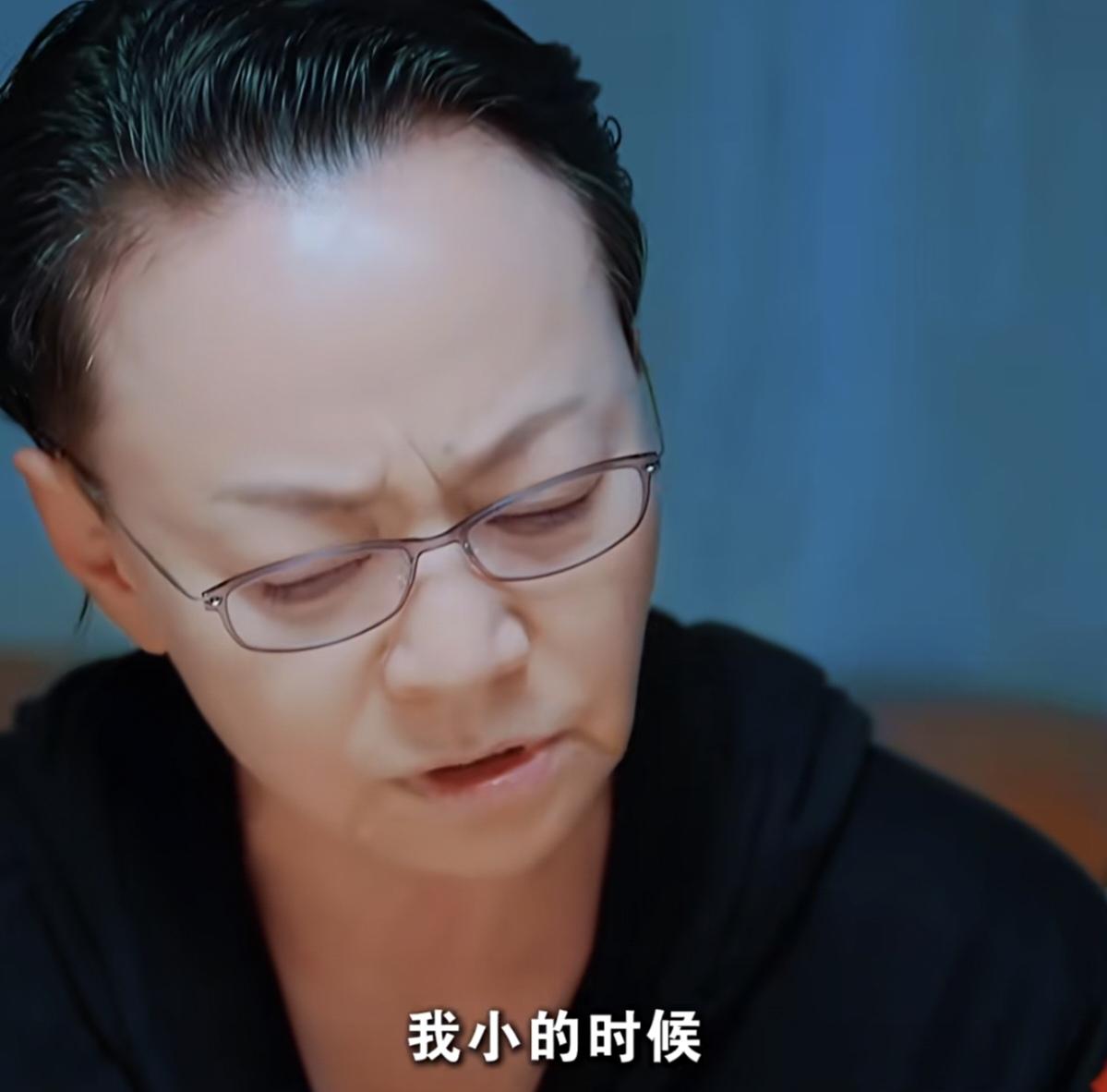 宋丹丹提及童年往事，说：“我小的时候，总是听他们吵架，就是父母经常吵架，我哥哥曾