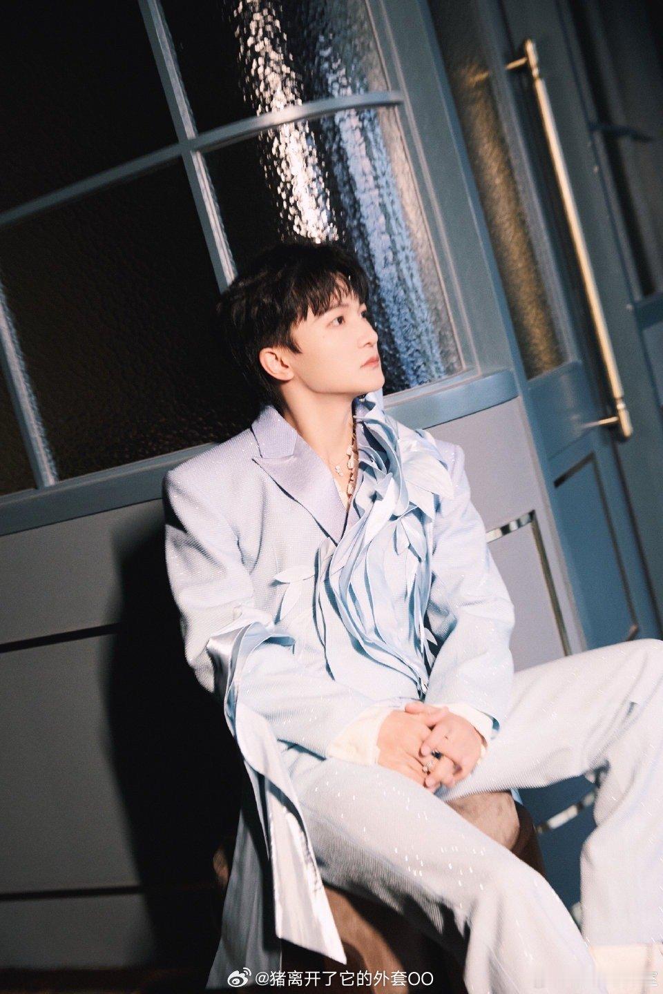 王祖蓝问周深我们是不是一样高哈哈哈港媒采访两个人毫无顾忌的透露身高，幽默又松弛好