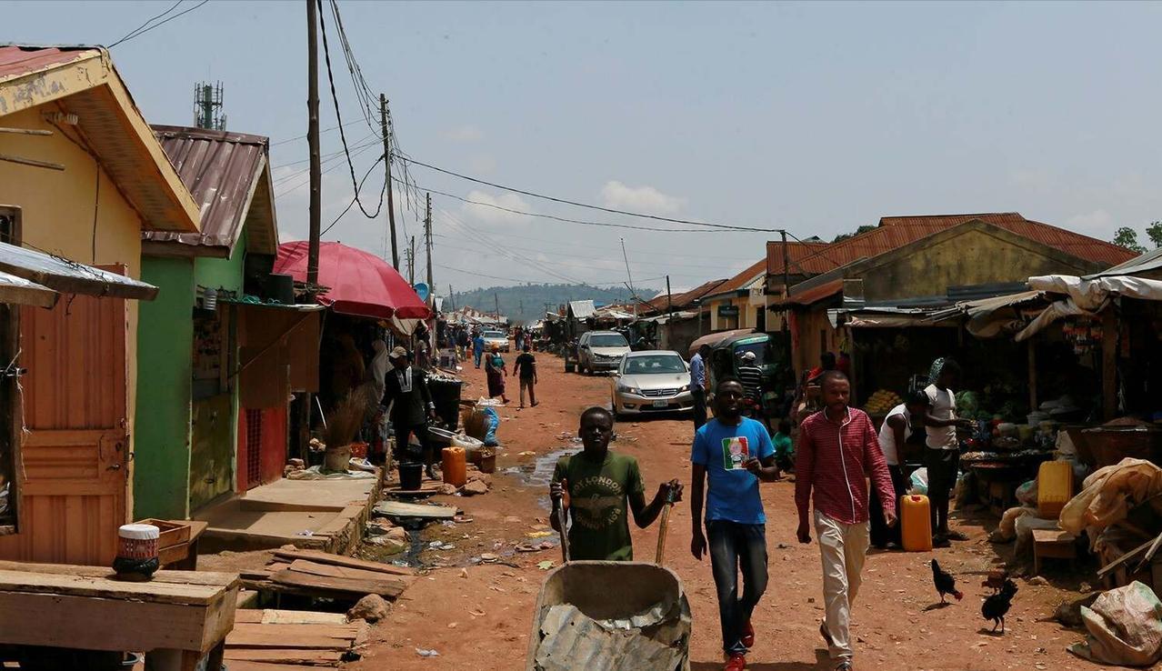 为什么非洲一直没发展起来？我来讲一个实例：非洲第一大国，尼日利亚，人口2.5亿。