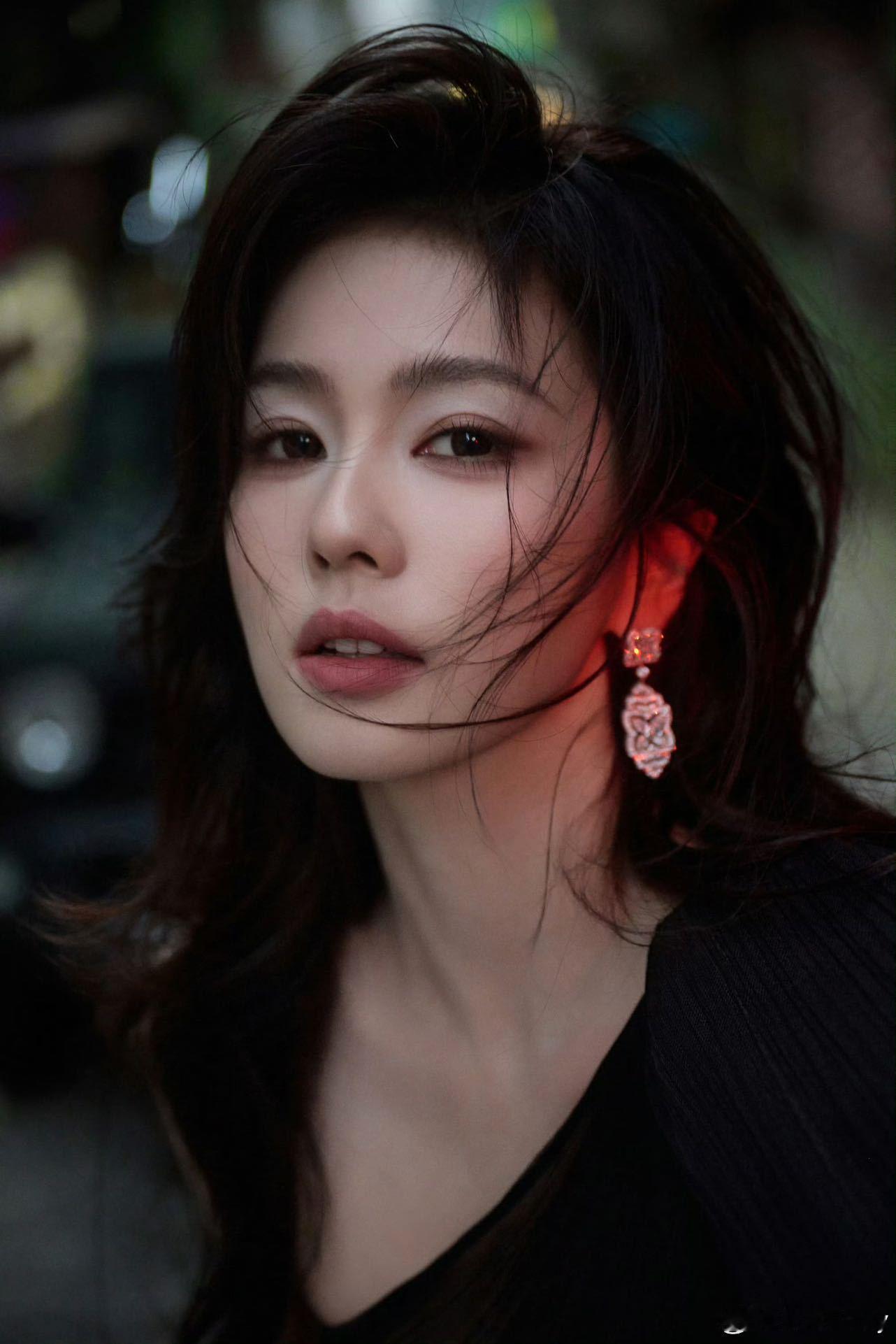 白鹿2025爱奇艺尖叫之夜红毯首套RamiAlAli黑天鹅港风，冷艳灵动似