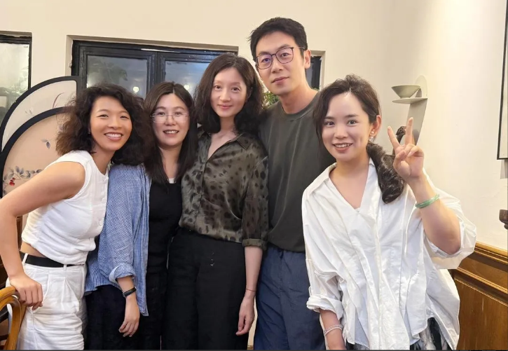 朱亚文一家罕见同框，两个女儿颜值惊人又继承爸爸大高个，网友：基因太强大了！