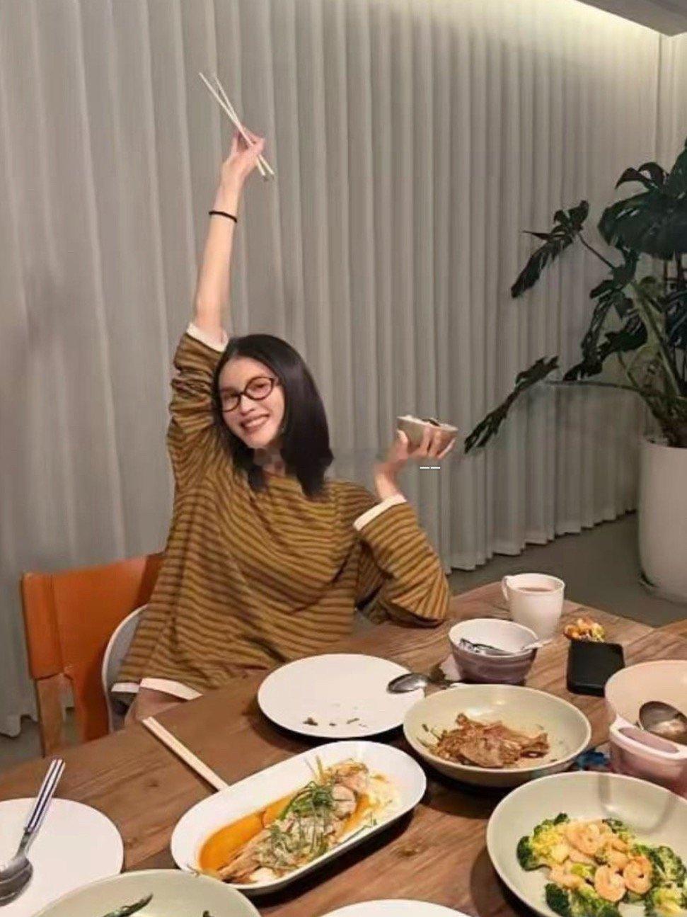 何穗晒出老公陈伟霆做的五菜一汤，甜蜜日常令人羡慕
