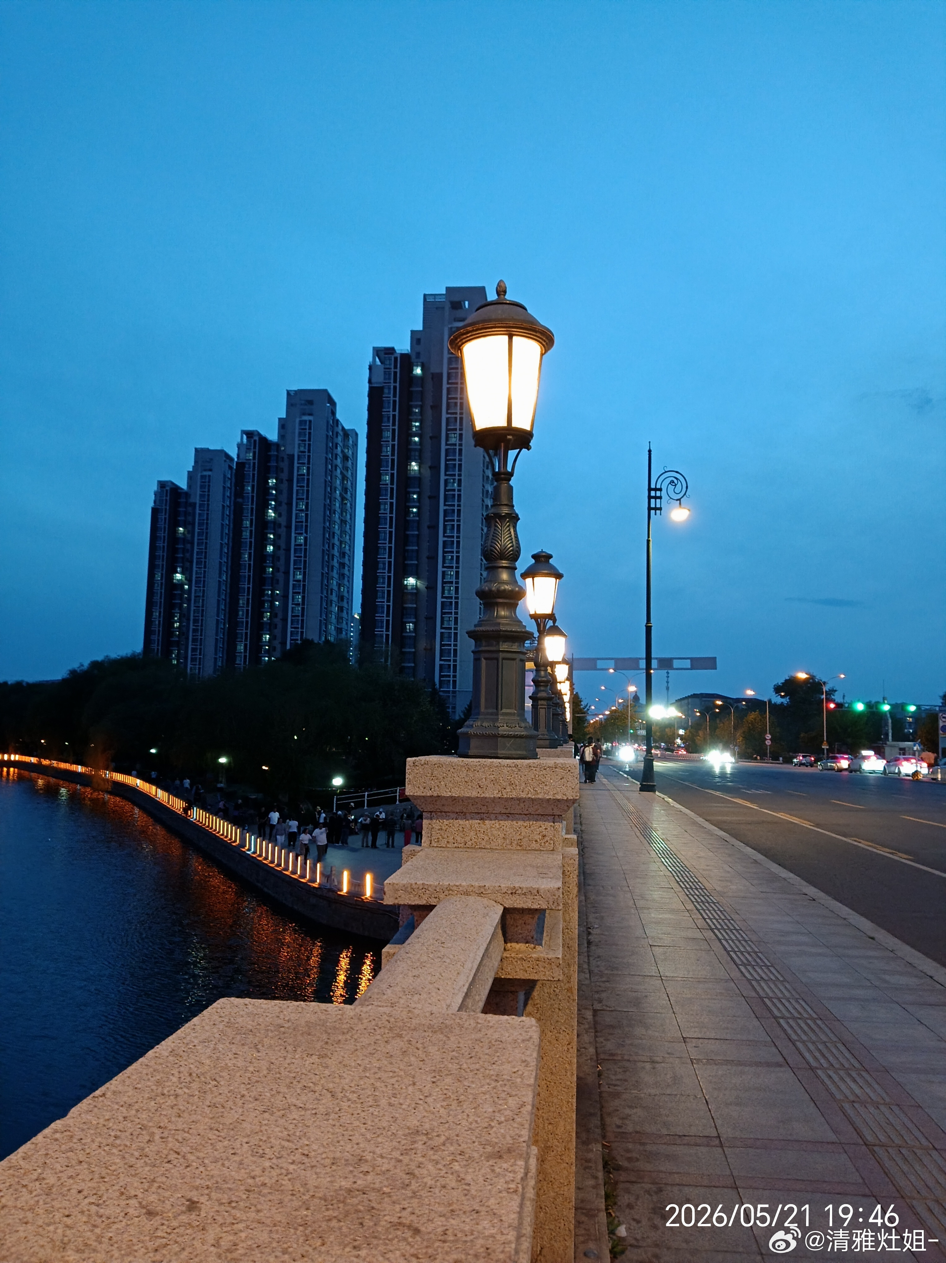 夜晚的湖边，湖水藏尽夜色，晚风吹过湖畔，万物归于安静！齐齐哈尔·文化组团
