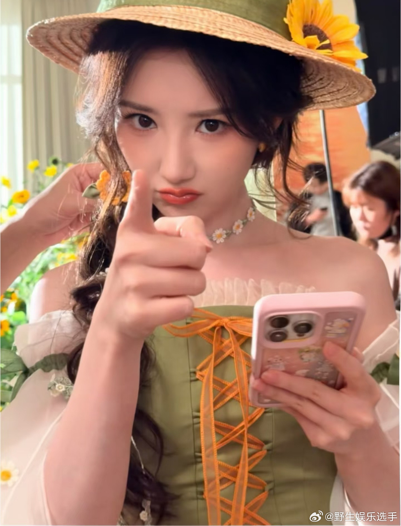 看这组图之前：向日葵好美🌻看这组图之后：毛晓彤好绝💛