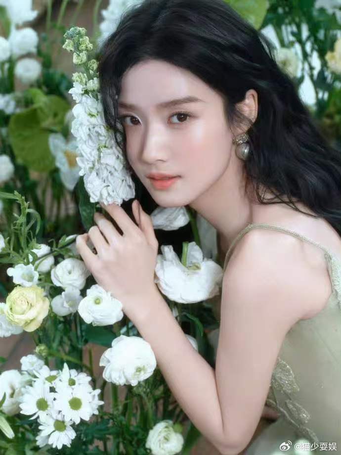 卢昱晓完全女王来的卢昱晓黑化反差卢昱晓的沙华cos真的鲨疯全场！双生形态切换