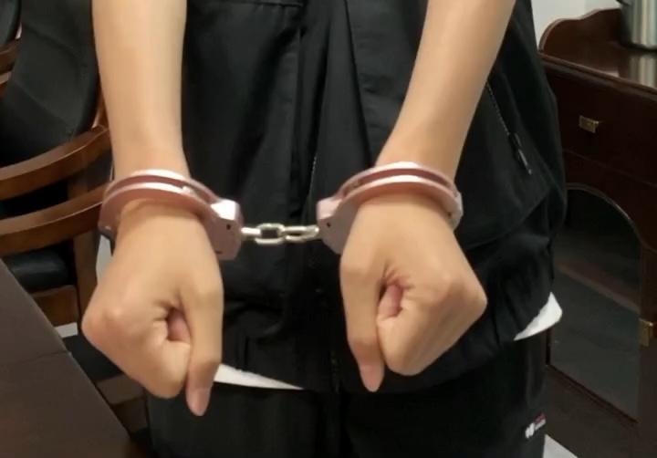 河南郑州，男大学生见一商场的停车场里有辆豪车，他以为是展车，就坐上去体验了一下，