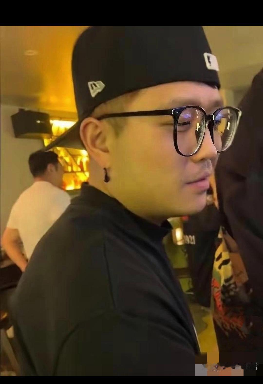 王宝强的前经纪人宋喆跟朋友一起现身烟台聚餐！看他这痞样就不像好人，真的不知道他