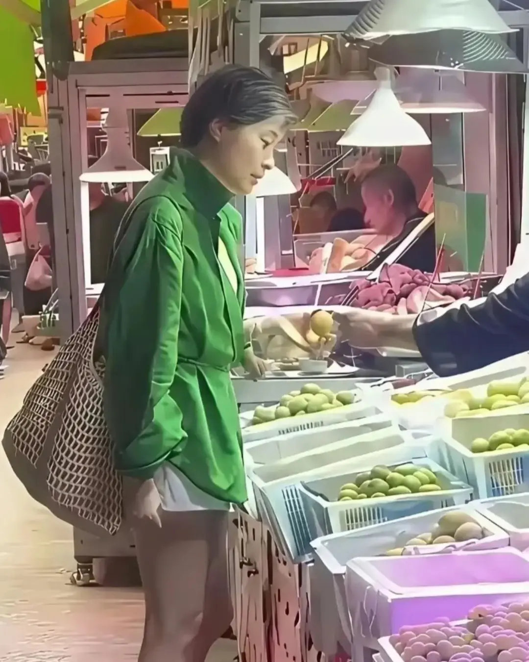 网友偶遇吴越，不遮白发不化妆，坦然接受岁月痕迹，毫无明星架子！​
