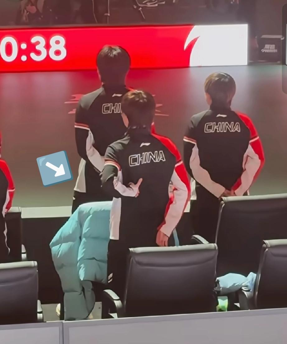 当看到这一幕，我泪目了！王曼昱这一刻该有多难受啊！成都混团比赛最后一个比赛日