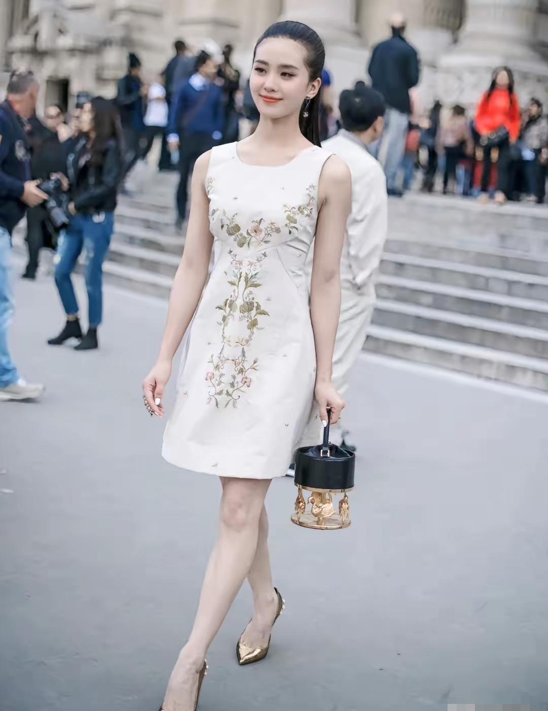 她以前被说“靠老公”，现在被夸“杀疯了”。你仔细看刘诗诗最近的生图，皮肤白到发