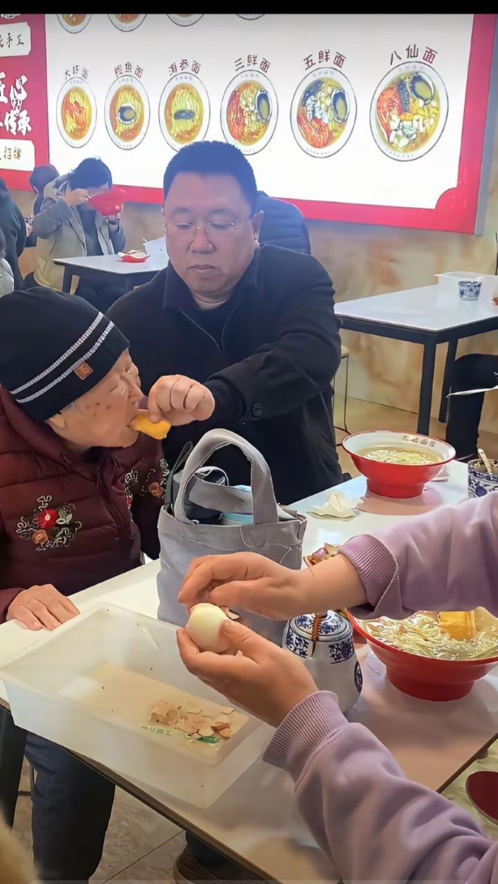 面馆里暖心一幕！一位年轻妈妈，带着孩子走进街边的一家面店里吃面条。这位宝妈点好面