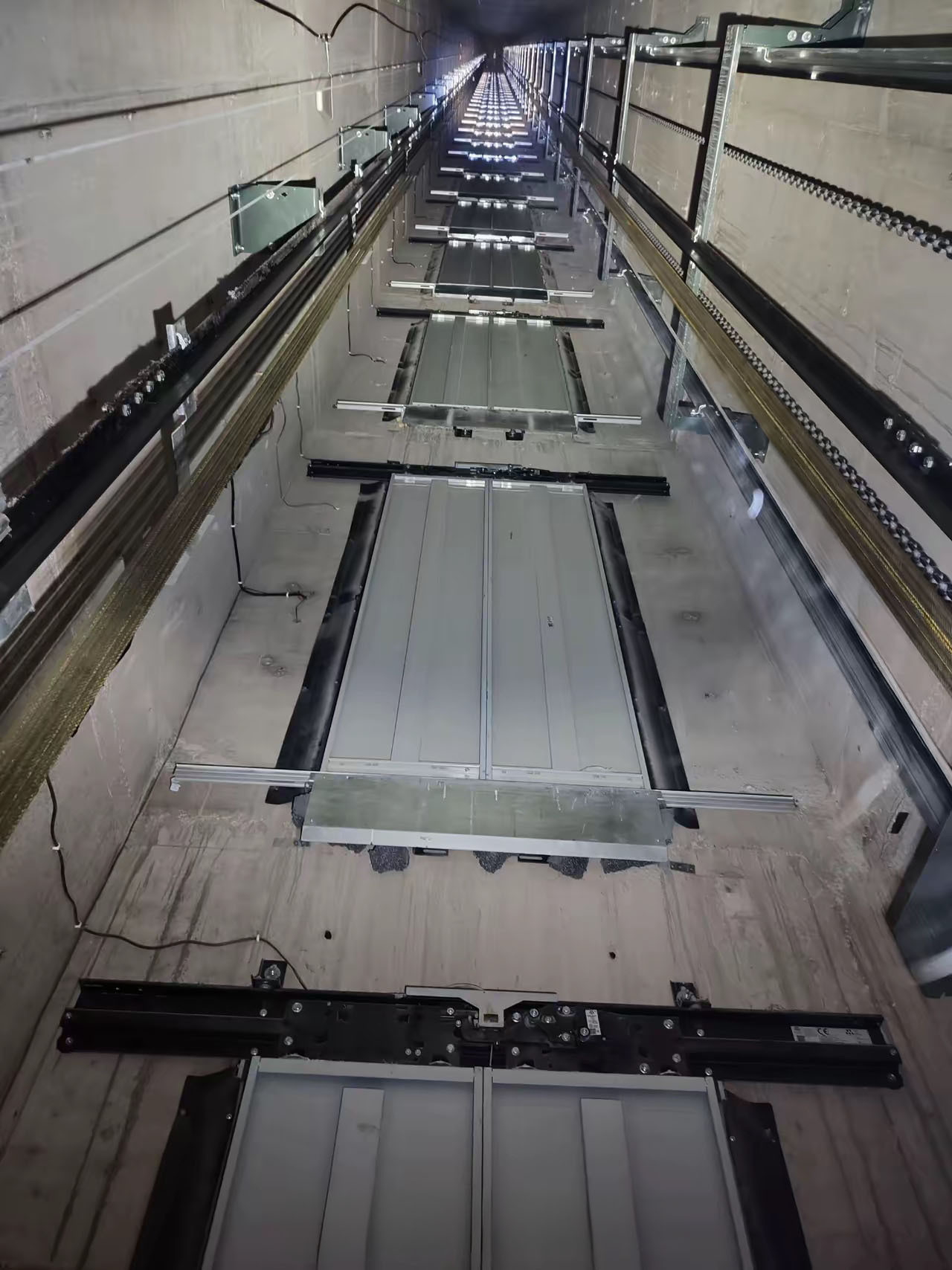 电梯门其实就是一层薄薄的铁皮，大家一定要注意，不要依靠电梯门。