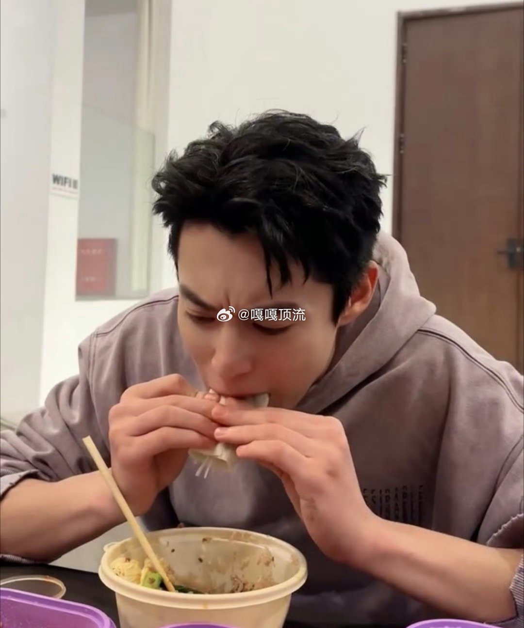 王鹤棣吃东西有种白白胖胖的幸福感谁刷到王鹤棣吃关东煮的片段不被戳中啊！他