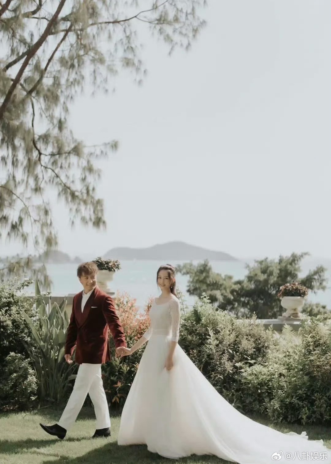 方力申晒婚纱照方力申这个婚纱照补得挺有心的，说去年老婆没化妆没做发型没挑婚纱就嫁