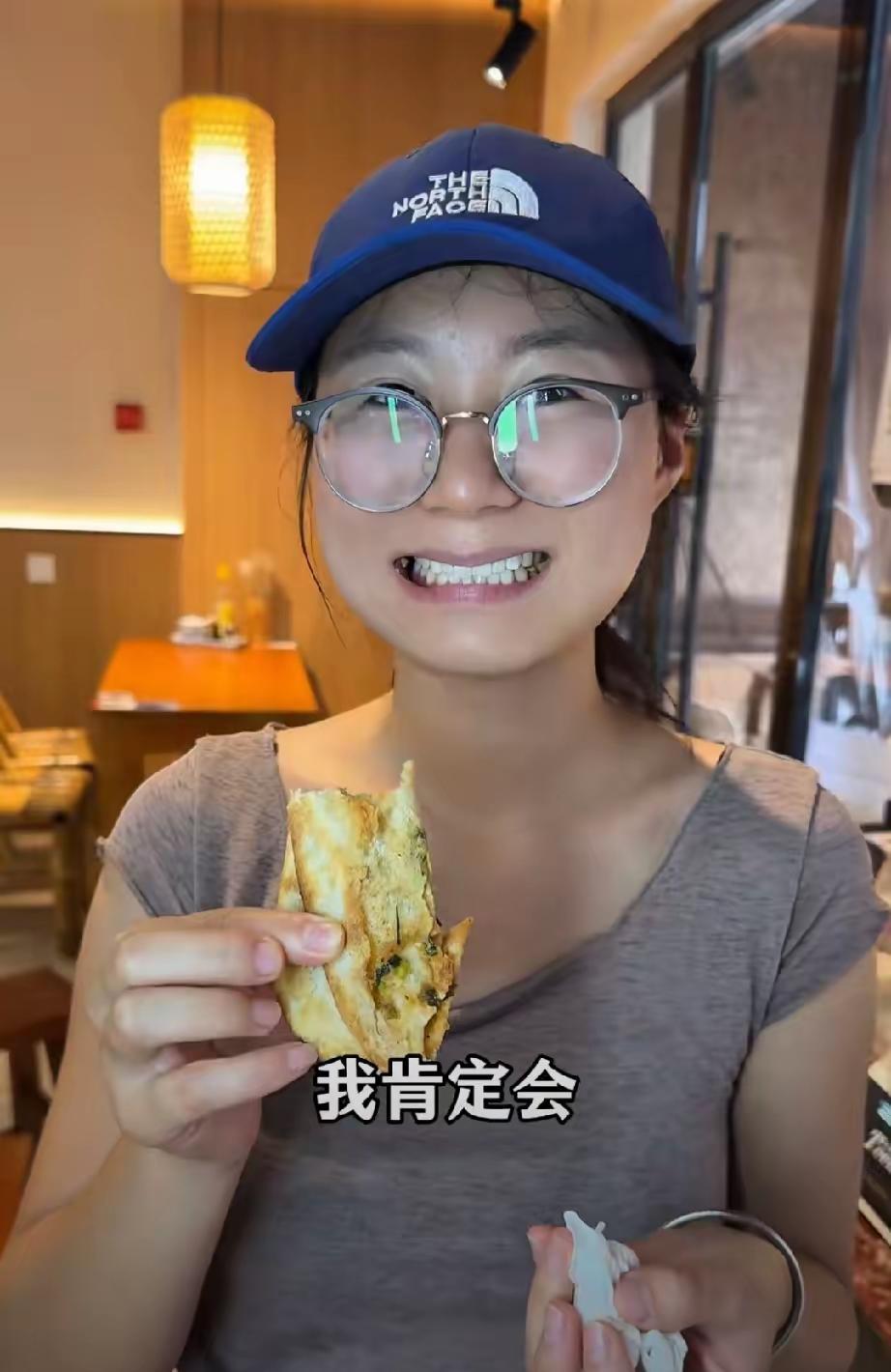 “这个女的火了！”江苏无锡，18岁女孩去饭店打暑假工，和老板商量好的，每天工作8