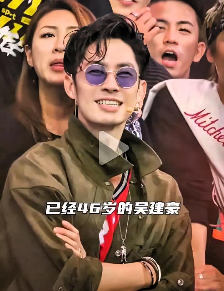 吴建豪47岁再婚，评论区第一句话不是恭喜，是翻旧账。上一段婚姻，新加坡百亿千