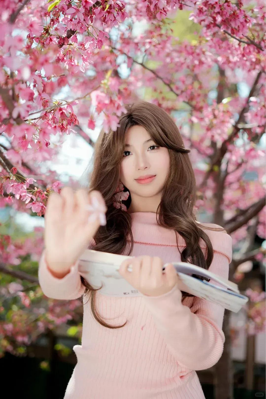 纯天然美女长啥样子万花树下的她分享手机里最美的风景照