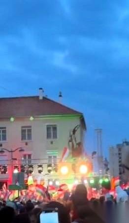 “俄罗斯人，滚回家！”奥尔班竞选集会现场，这句石破天惊的口号，像一记重锤，直接