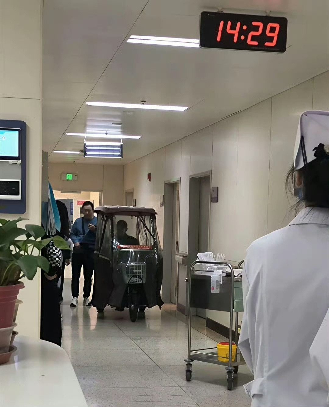 叹为观止！这又是哪儿的神仙医院？电动车竟然能在病房里充电？