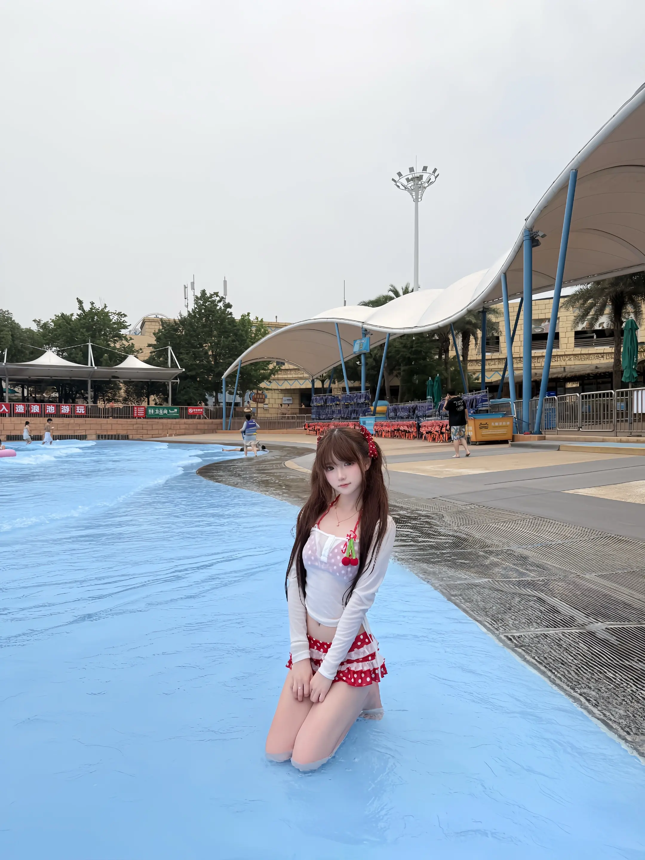 一头扎进夏天的泳池里  👙