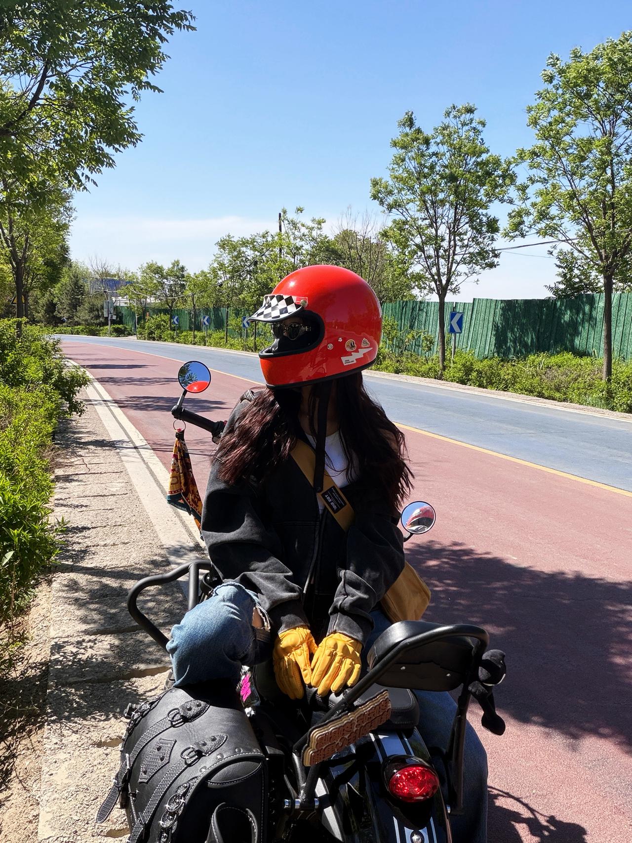别人镜头里的我：红盔黄手套对着镜头比耶看起来像个只会摆拍的小白真实的我：每