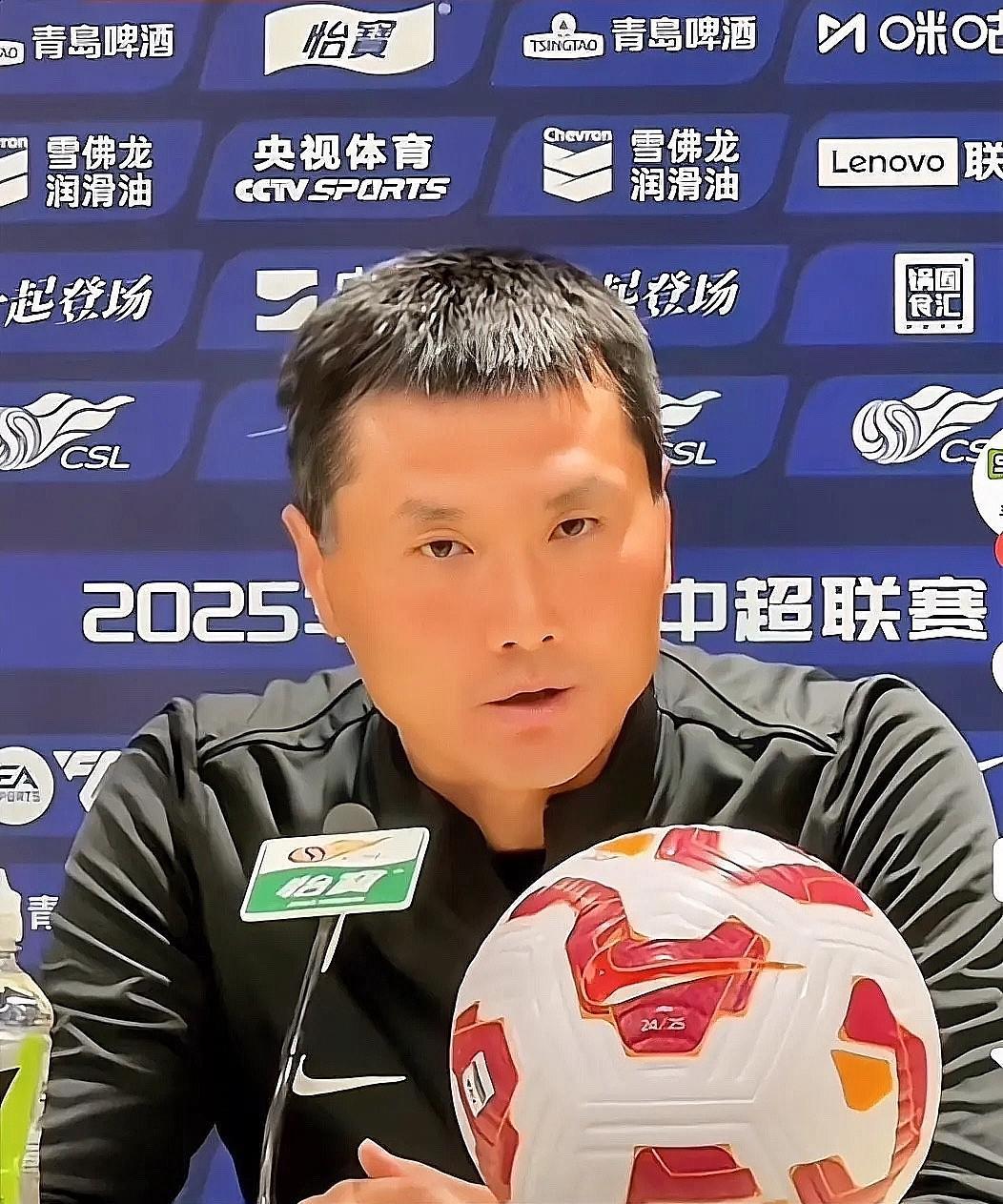 没想到邵佳一真成了国足主教练！而且还要立刻去国家队报到，西海岸最后一轮中超比赛由