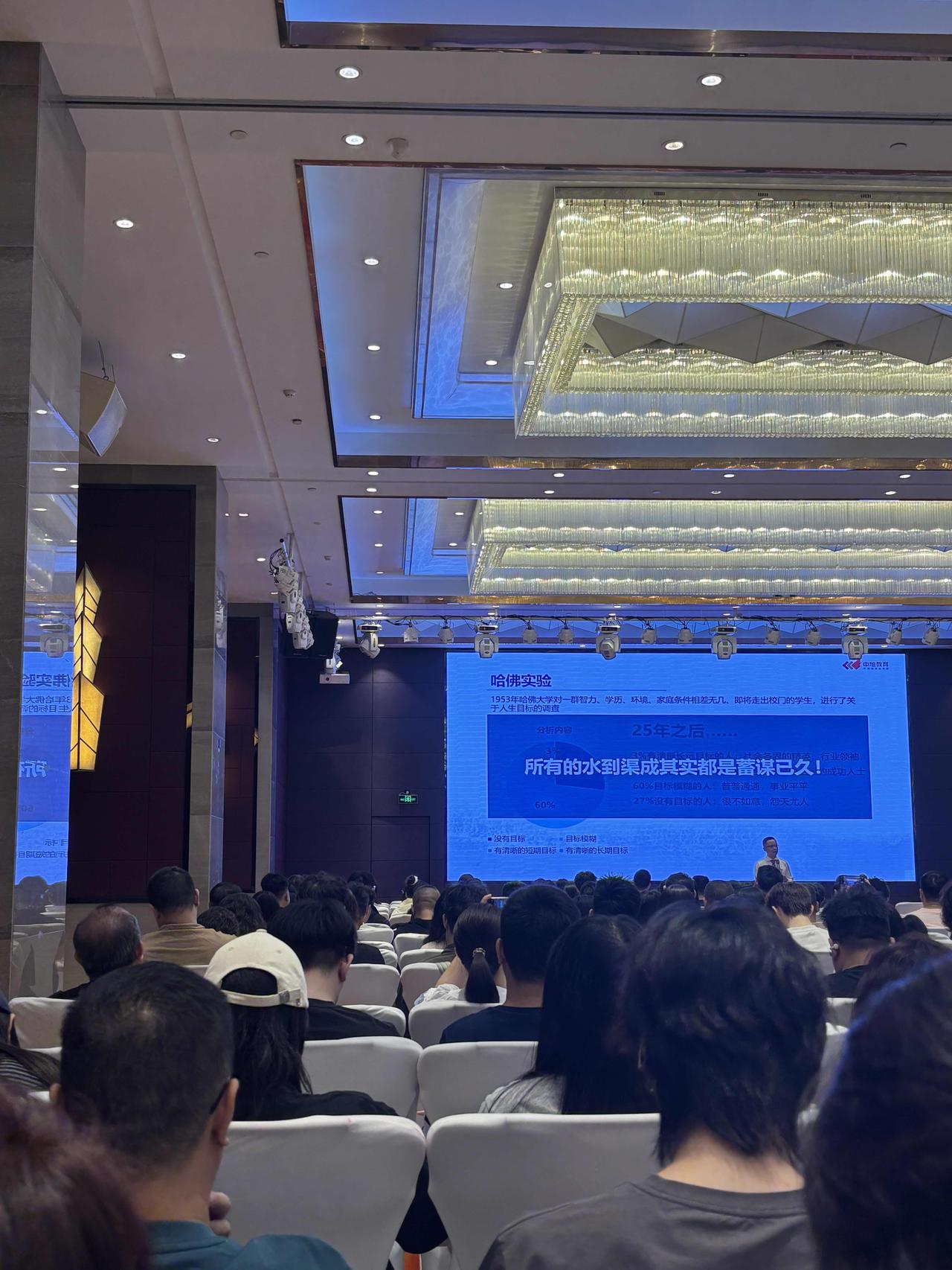 杨颖，冲上热搜！3月27日，演员杨颖突然冲上了热搜，这次不是因为造型太过于出圈