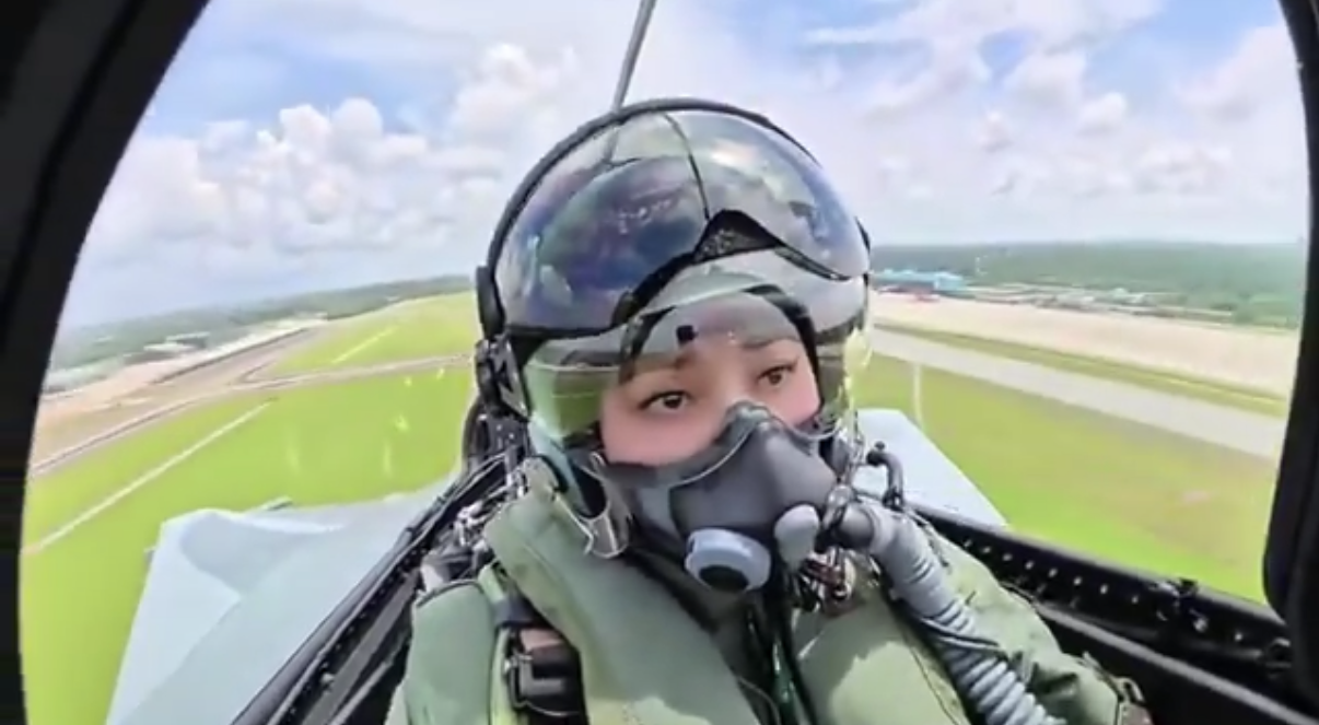 太硬核了！泰国王后不玩宫斗，玩战斗机！10月8日，在泰国王家空军第7联队，泰国王后完成了人生中首次战