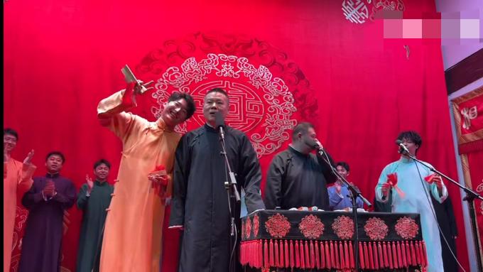 【岳云鹏照顾师弟背后隐藏了什么？】近日，岳云鹏也是忙的飞起，先是去成都德云社帮