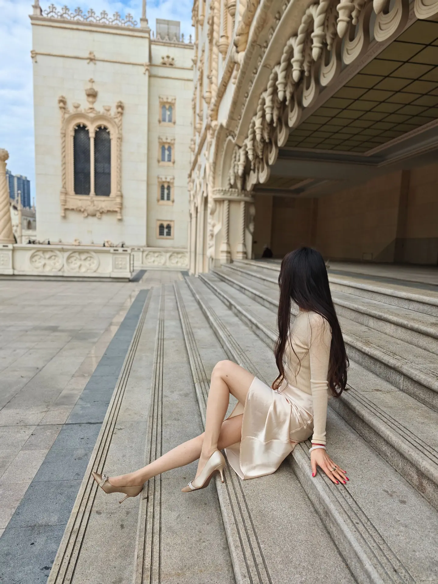 香槟色穿搭赋予我成熟女人才有的韵味💛。香槟色贵气穿搭：米色针织衫➕香...