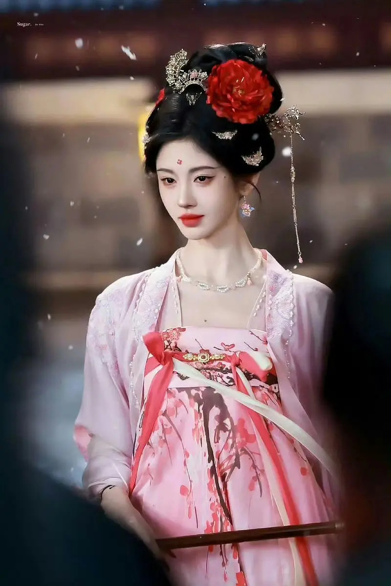 女主和鞠婧祎造型好像啊，是装款还是刻意模仿？