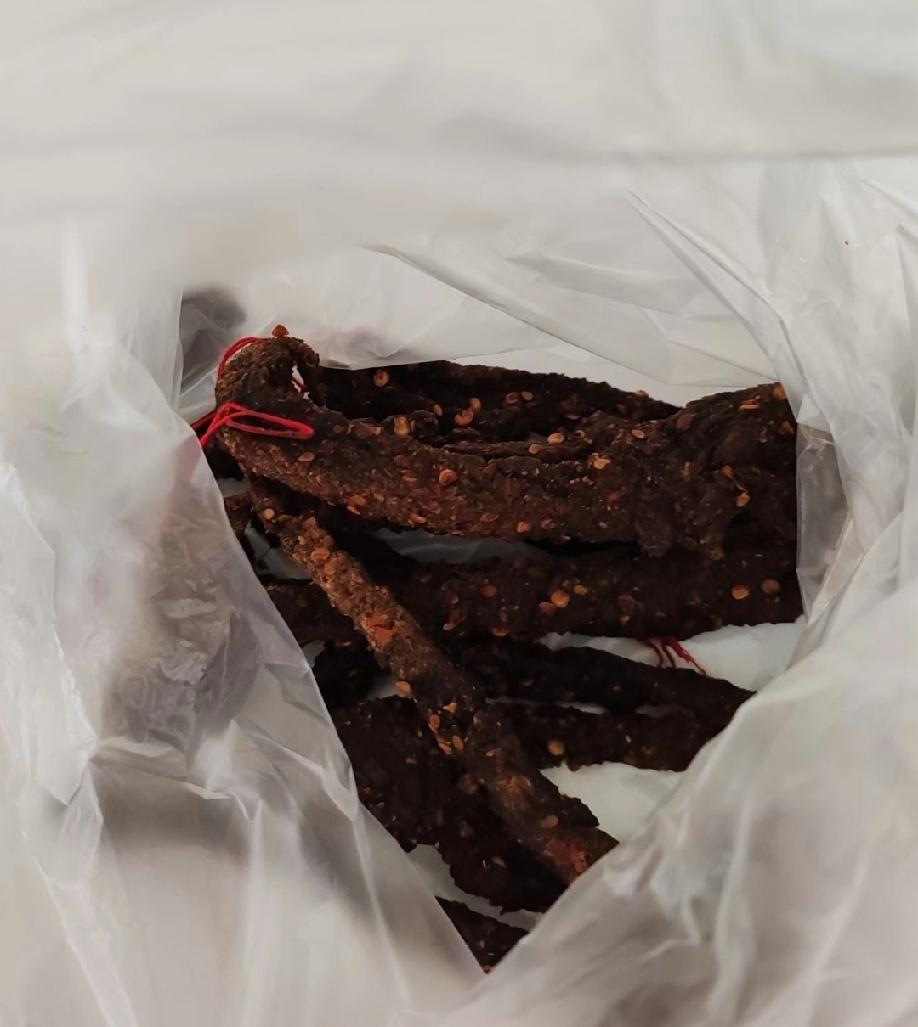 今天朋友教我自制牛肉干，全程没放一滴油，先把腌好的牛肉上锅蒸透，再挪到通风的地方