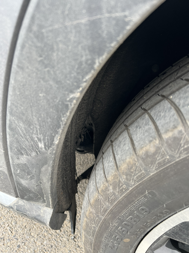 宋Plusdmi前轮内衬破损刚开了一个月，突然发现，两个前轮内衬都已经破损了，