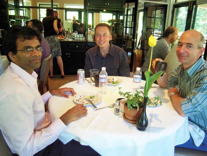 马克斯贝佐斯早就认识了，从青年到中年，他们的面容有所改变，大脑知识也越来越丰富了