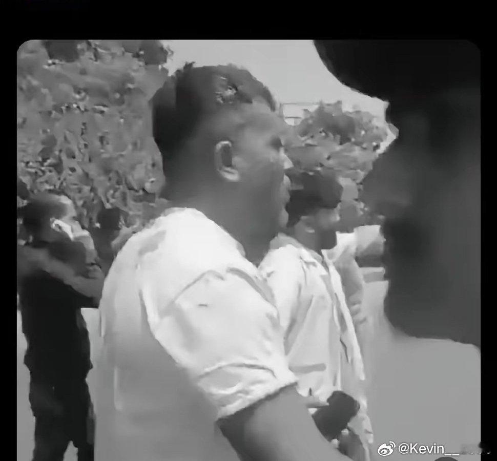 印度空难竟然发现了一名幸存者！他在空难发生时从飞机上跳了下来，从而获救！当时他坐