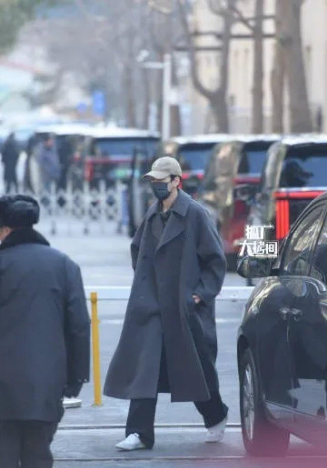 春晚联排星光浓！毕雯珺风衣杀吸睛，鹿晗资源被质疑引热议马年央视春晚二次联排